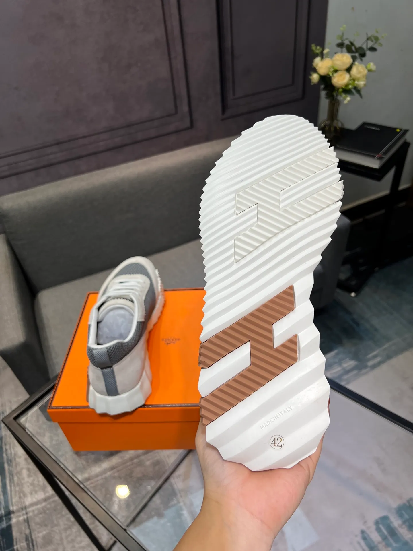 Men's shoes 💰660 Exclusive real shot (top version) Hermes new autumn and winter sports shoes. One of the most comfortable shoes from Hermes. Very light on the feet and good-looking. You will not be tired even if you go shopping. The overall suede feels very good. It is very beautiful and versatile. Very light and comfortable. Fabric: Imported high mercerized sheep/original single rain velvet. Lining: Imported silk sheepskin for the lining insole. Outsole: Seamless combination of IP+TPU (multi-color letters) German technology irradiation machine Size: Male 39-46 (Male 38 45 46 customized) Top quality, simultaneous full set of packaging